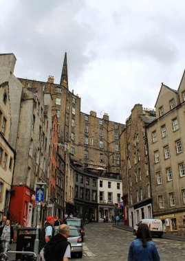 Edinburgh, İskoçya - 1 Ağustos 2020, tarihi şehir merkezindeki taş binaların manzarası