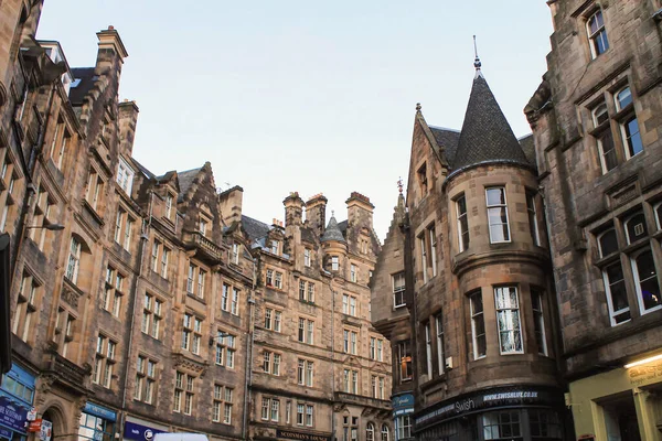 Edinburgh, İskoçya - 1 Ağustos 2020, tarihi şehir merkezindeki taş binaların manzarası