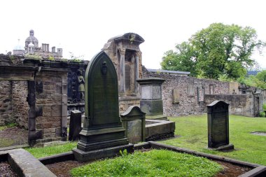 Edinburgh, İskoçya - 1 Ağustos 2020, Greyfriars Kirk çevresindeki eski ortaçağ mezarlığı