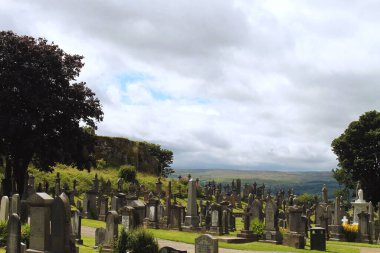 Stirling, İskoçya - 1 Ağustos 2020, Menteith Kilisesi Limanı çevresindeki eski ortaçağ mezarlığı