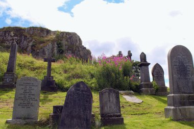 Stirling, İskoçya - 1 Ağustos 2020, Menteith Kilisesi Limanı çevresindeki eski ortaçağ mezarlığı