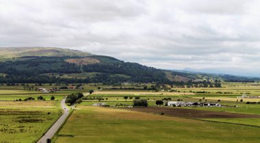 Stirling, İskoçya - 1 Ağustos 2020, kırsal kesimdeki küçük bir kasabada şirin evler ve tarlalar