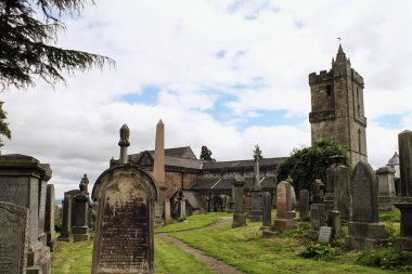 Stirling, İskoçya - 1 Ağustos 2020, Menteith Kilisesi Limanı çevresindeki eski ortaçağ mezarlığı