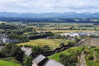 Stirling, İskoçya - 1 Ağustos 2020, kırsal kesimdeki küçük bir kasabada şirin evler ve tarlalar