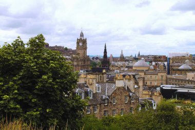 Edinburgh, İskoçya - 1 Ağustos 2020, kalenin gözlem güvertesinden şehir manzarası