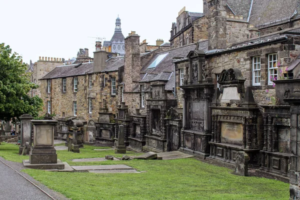 Edinburgh, İskoçya - 1 Ağustos 2020, Greyfriars Kirk çevresindeki eski ortaçağ mezarlığı