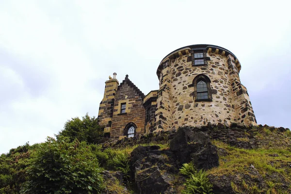 Edinburgh Schotland Augustus 2019 Middeleeuws Stenen Gebouw Een Heuvel — Stockfoto