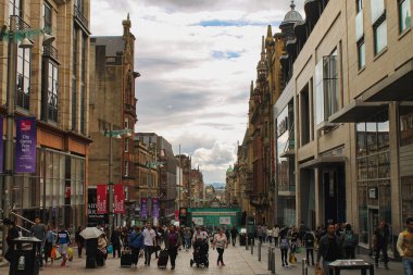 Glasgow, İskoçya - 1 Ağustos 2020, şehrin merkez caddesinde kalabalık