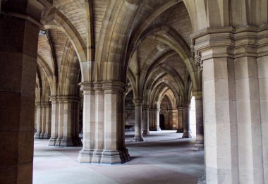 Glasgow, İskoçya - 1 Ağustos 2020, Glasgow Üniversitesi 'nin taş gotik cephesi, avluya taş kemerler