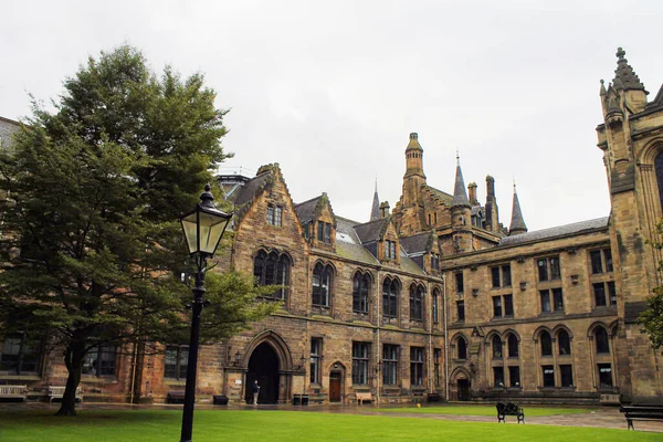 Glasgow, İskoçya - 1 Ağustos 2020, Glasgow Üniversitesi 'nin taş gotik cephesi, avlu