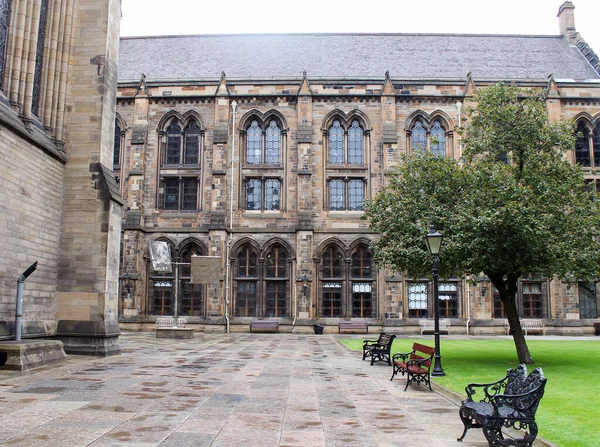 Glasgow, İskoçya - 1 Ağustos 2020, Glasgow Üniversitesi 'nin taş gotik cephesi, avlu