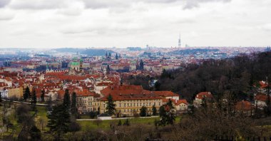 Prag, Çek Cumhuriyeti - 10 Mart 2020 Prag 'da Vysehrad manzarası, eski evlerin kırmızı kiremit çatıları