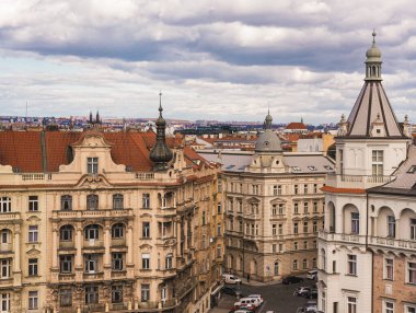 Prag, Çek Cumhuriyeti - 1 Ağustos 2020, Prag 'daki tarihi binalara ve çatılara gözlem güvertesinden bakmak