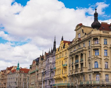 Prag, Çek Cumhuriyeti - 1 Ağustos 2020, Prag 'daki tarihi binalara ve çatılara gözlem güvertesinden bakmak