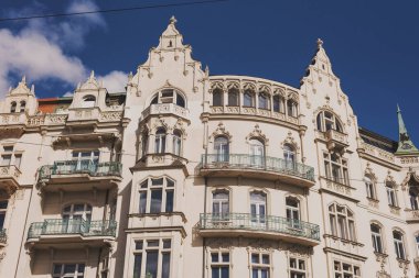Prag, Çek Cumhuriyeti - 1 Ağustos 2020, Prag 'ın turizm merkezi Art Nouveau stilinde tarihi binalar