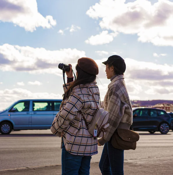 PRAG, CZECH CUBLIC - 1 AĞUSTOS 2020, Modaya uygun genç Çinli kadın turistler kentin simgelerinin fotoğraflarını çekiyorlar