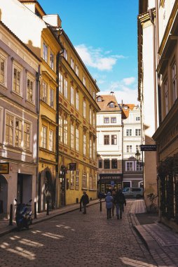 Prag, Çek Cumhuriyeti - 1 Ağustos 2020, Prag 'ın turistik caddelerinin sokakları ve kaldırımları