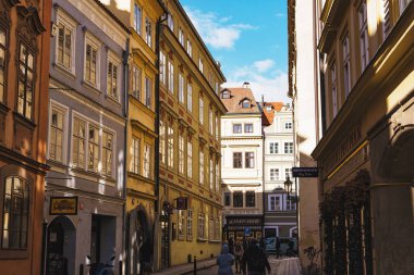 Prag, Çek Cumhuriyeti - 1 Ağustos 2020, Prag 'ın turistik caddelerinin sokakları ve kaldırımları