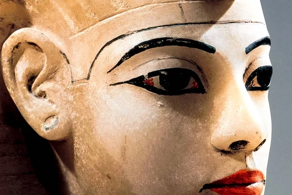 Сурма на основі фарби на обличчі стародавньої єгипетської статуї. — стокове фото