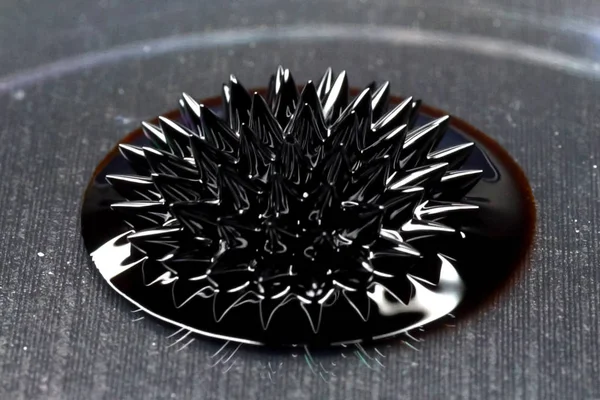 Beautiful forms of ferromagnetic fluid. Iron dissolved in a liqu — Stock Photo, Image
