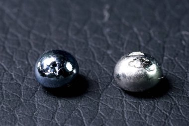 Osmium, numune için metal parçalar. en ağır metal osmiyum olduğunu.