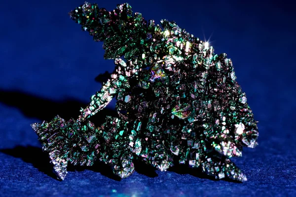 Vanadiumkristalle, bunte Kristalle, das Spiel des Lichts auf Metall — Stockfoto