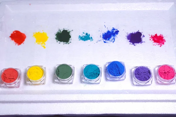 Πολύχρωμα χρώματα σκόνης. Χρωματίζει στη φόρμα — Φωτογραφία Αρχείου