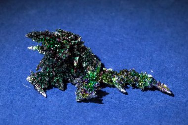 Vanadium kristalleri, renkli kristaller, metal ışık oyunu