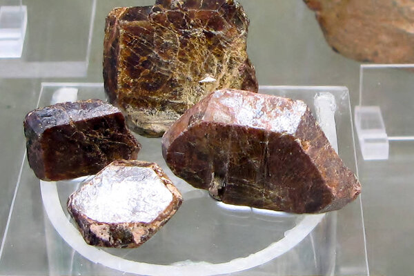 Кристаллы гадолиния, редкоземельный гадолиний металл
