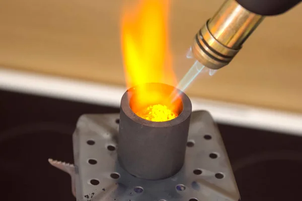 Chauffage de la torche à gaz morceaux de métal . — Photo
