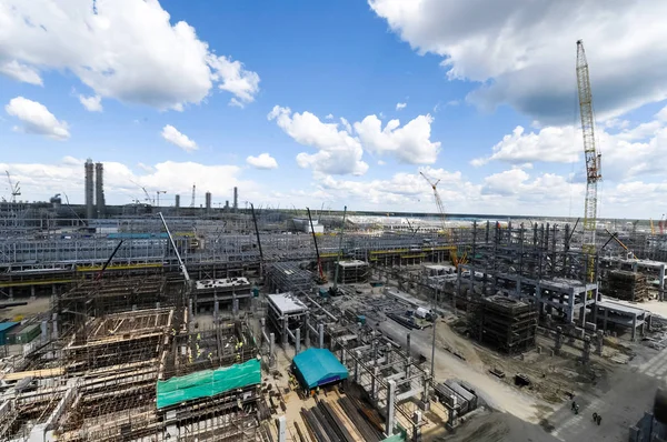 Construcción de una refinería petroquímica y petrolera — Foto de Stock