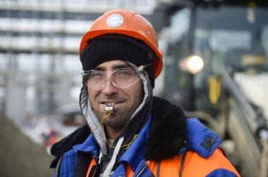 Çalışan bir koruyucu kask ve zovoda üzerinde bir takım elbise. İşçi p