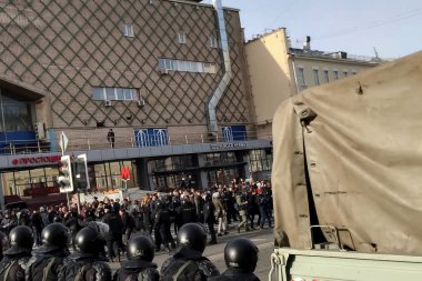 Polis protestocular tutuklama.