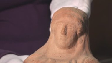 Kil heykel, arkeolojik buluntu. Müzede arkeolojik buluntular. Antik yemekler.
