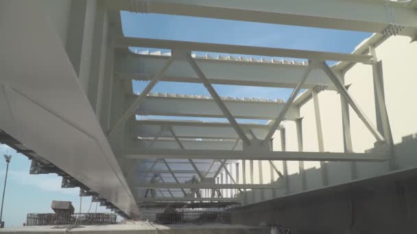 Werknemer Een Beschermend Pak Schildert Met Witte Verf Bouwconstructies — Stockvideo