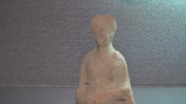 Kil heykel, arkeolojik buluntu. Müzede arkeolojik buluntular. Antik yemekler.