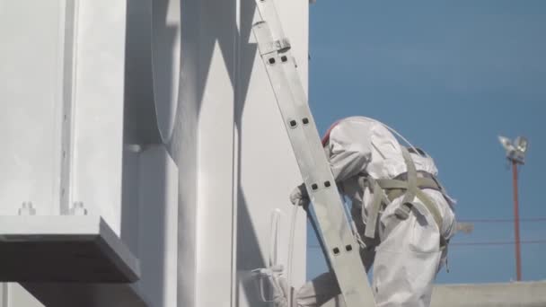 Koruyucu Giysili Işçi Beyaz Boya Bina Yapılarını Boyar — Stok video