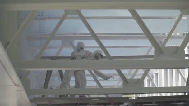 Travailleur Dans Une Combinaison Protection Peint Avec Des Constructions Construction — Video