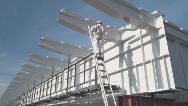 Travailleur Dans Une Combinaison Protection Peint Avec Des Constructions Construction — Video