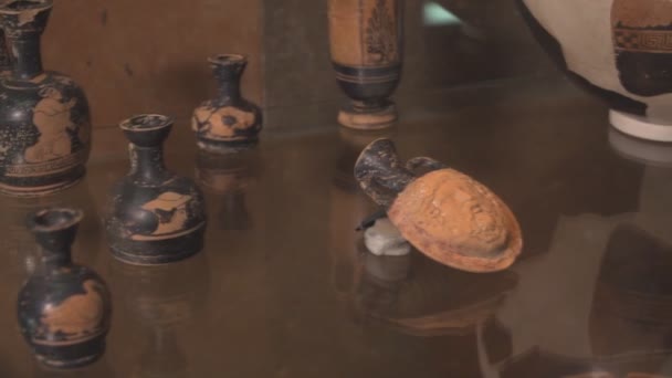 Des Découvertes Archéologiques Dans Musée Plats Anciens — Video