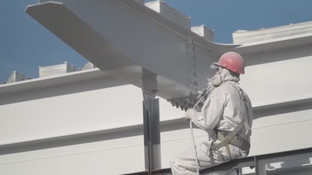 Der Arbeiter Schutzanzug Malt Mit Weißer Farbe Die Baukonstruktionen — Stockvideo