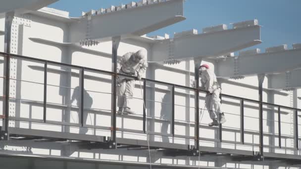 Der Arbeiter Schutzanzug Malt Mit Weißer Farbe Die Baukonstruktionen — Stockvideo