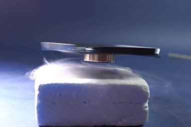 Spinner manyetik yastık. Metal manyetik özellikleri