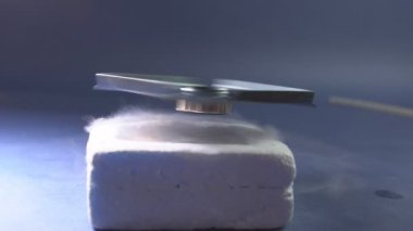 Spinner manyetik yastık. sıvı azot ile dondurulmuş metal manyetik özellikleri.