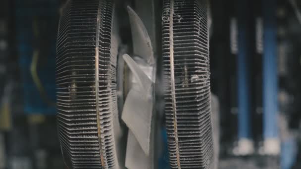 コンピュータクーラーがほこりで詰まった 汚れた空気冷却システム — ストック動画
