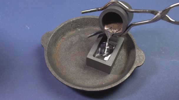 Pouring Molten Tin Mold Melting Tin — Stock Video