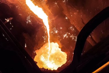 Çelik fabrikasında erimiş demir akıntısı.