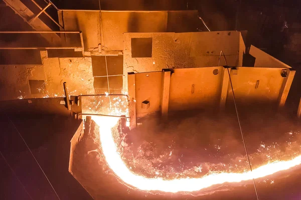 Potok roztaveného železa v ocelárně. — Stock fotografie