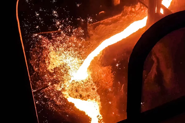 Gesmolten ijzerstroom in een staalfabriek. — Stockfoto