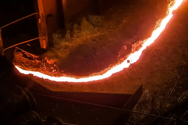 Corriente de hierro fundido en una fábrica de acero. — Foto de Stock